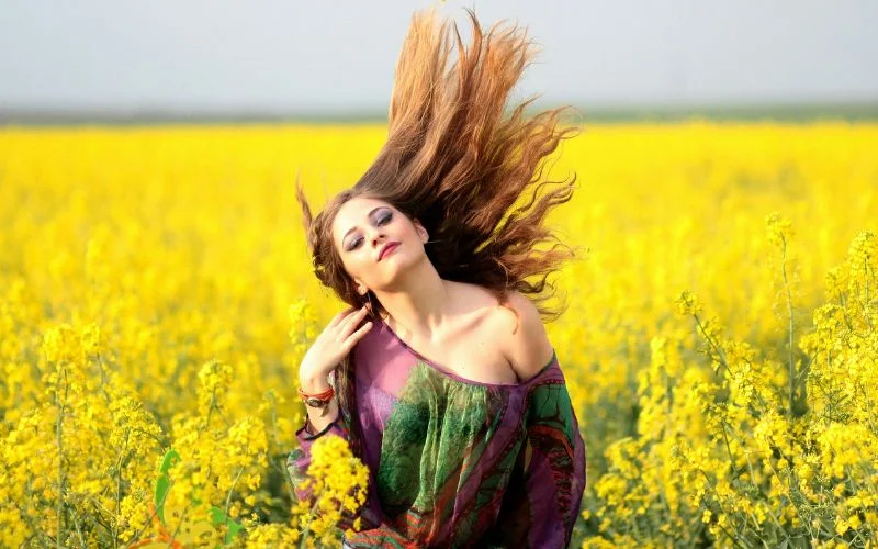 wear seasonal clothes for a chic look, Sweet 16 side profile pose, Sweet 16 close-up pose, Sweet 16 hands-on-hip pose