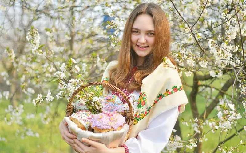 Baskets Props For Easter Photos, Easter Photoshoot With Baskets, Easter Portrait Ideas