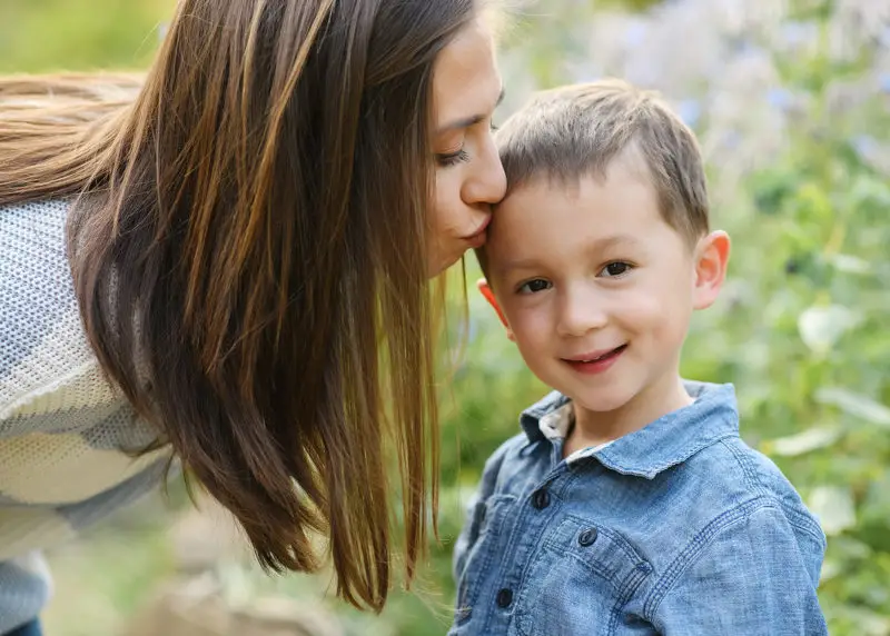 Kiss on the Forehead Spring Family Photos, family photoshoot spring, family pictures spring