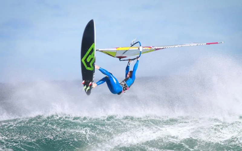 wind surfer action photography, windsurfing action shots, capturing windsurfing motion