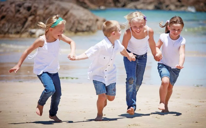 freezing motion in family portrait, outdoor family portraits motion, sharp family portrait photography