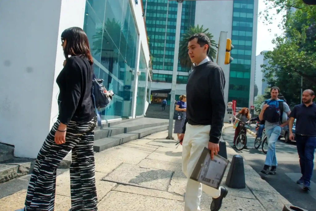 Street photography storytelling capturing emotional urban moment