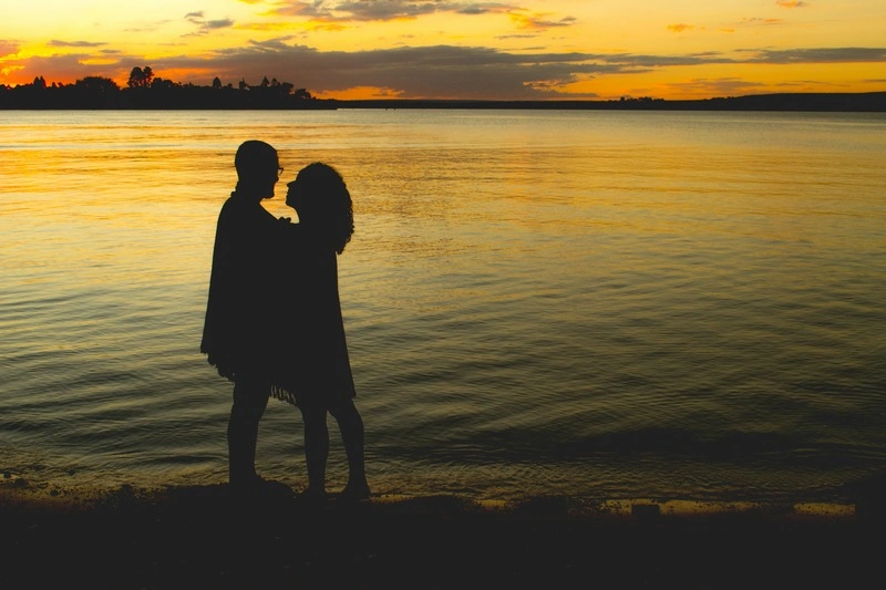 Romantic couple summer photoshoot ideas during golden hour