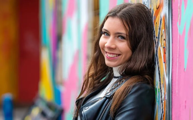 use low contrast and soft light for grainy texture