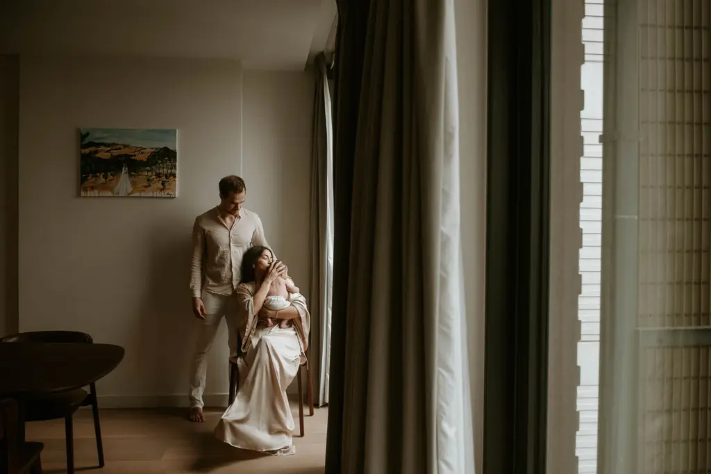 baby with mom and dad, newborn photos, best photography tips, tips, photographs, newborn tips