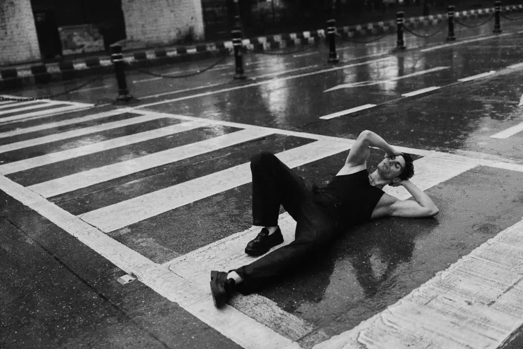 dark theme portraits, black and white, monochrome, image dits