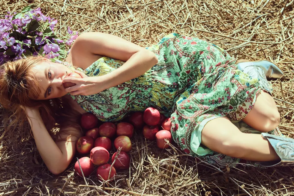 editorial, girl photograph, natural light, flowers