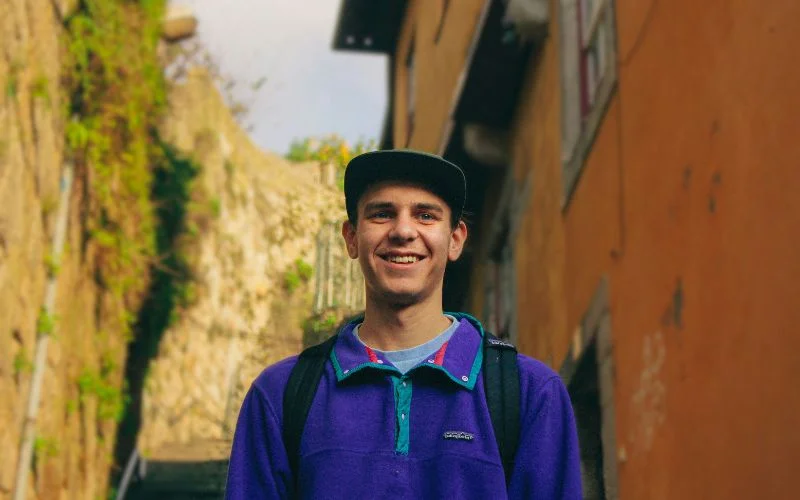 explore the alleyways for outdoor senior photo ideas