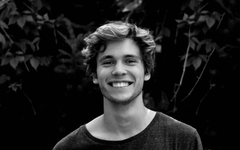 black and white senior picture idea