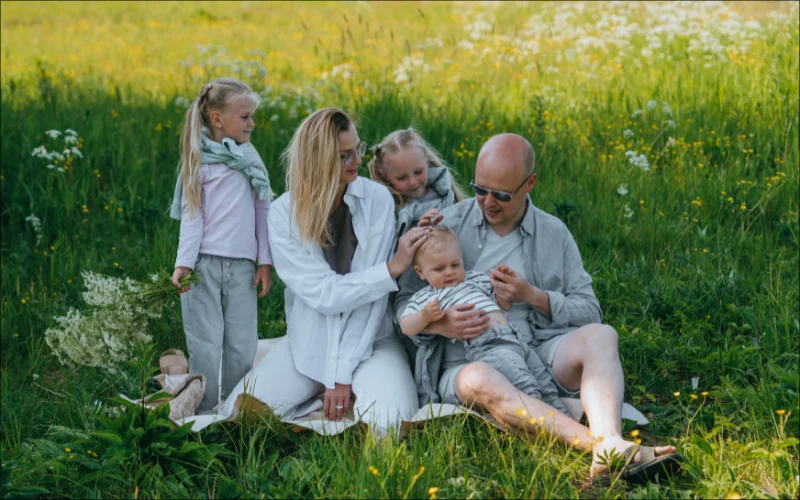 large family group photo idea, family picture ideas for large groups, large family posing ideas