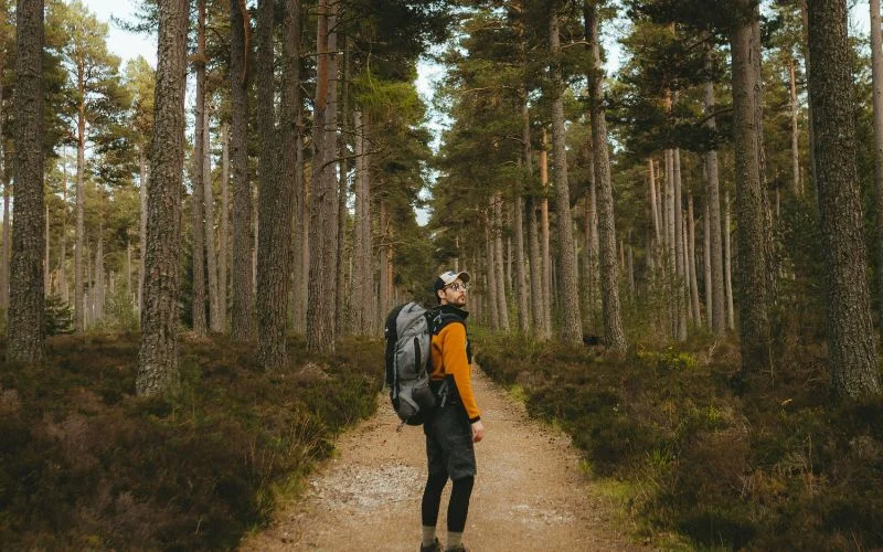 trail hiking poses for senior photos