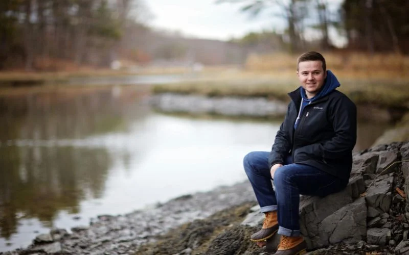 for outdoor senior photo ideas, shoot on a dock