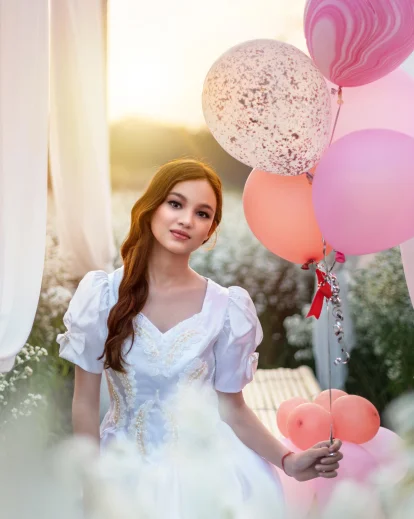 dreamy 30th birthday photshoot pose