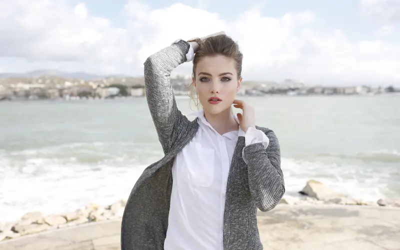 photo of a woman on a seaside before editing
