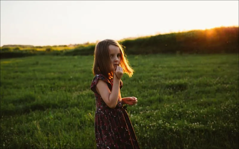 use different apps to track golden hour, girl posing in golden hour